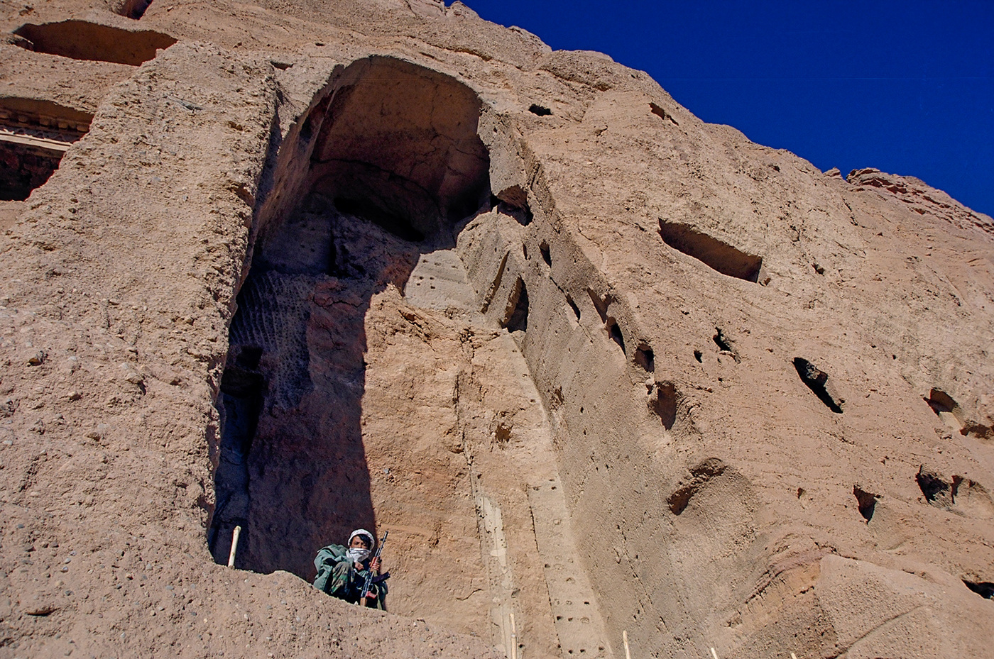 Oq pantiesdagi ehtirosli qoramagiz ozining mushuk videosini korsatadi
